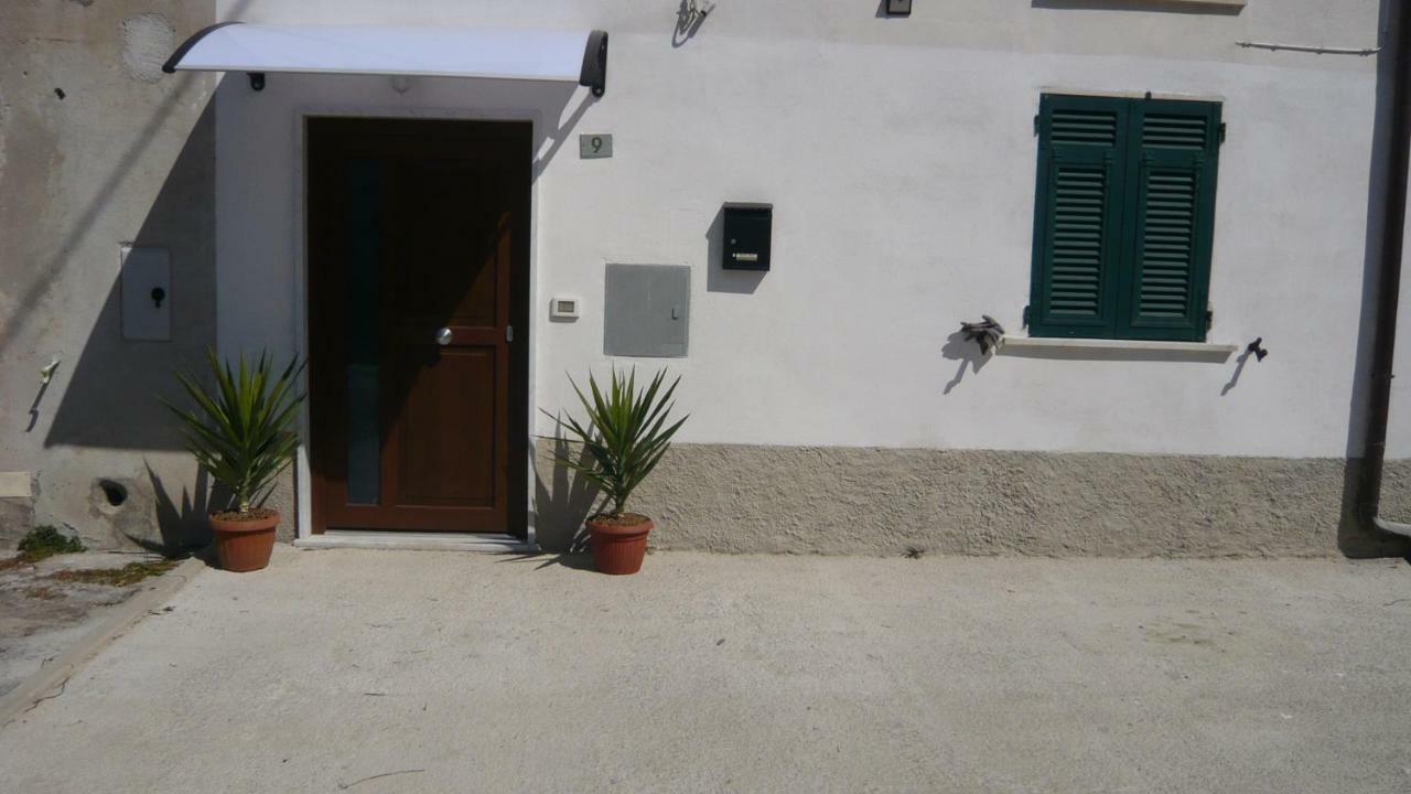 La Casa Di Balto, Un Nido Per 2 Apartment Castelnuovo Magra Luaran gambar